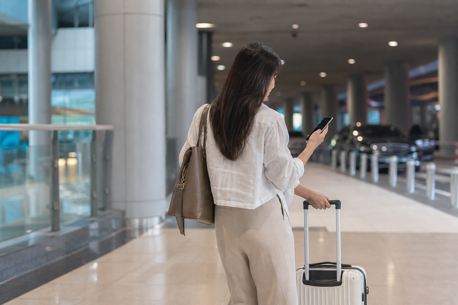 입국 후 스마트폰으로 현장 담당자 연락을 준비하는 여행객
