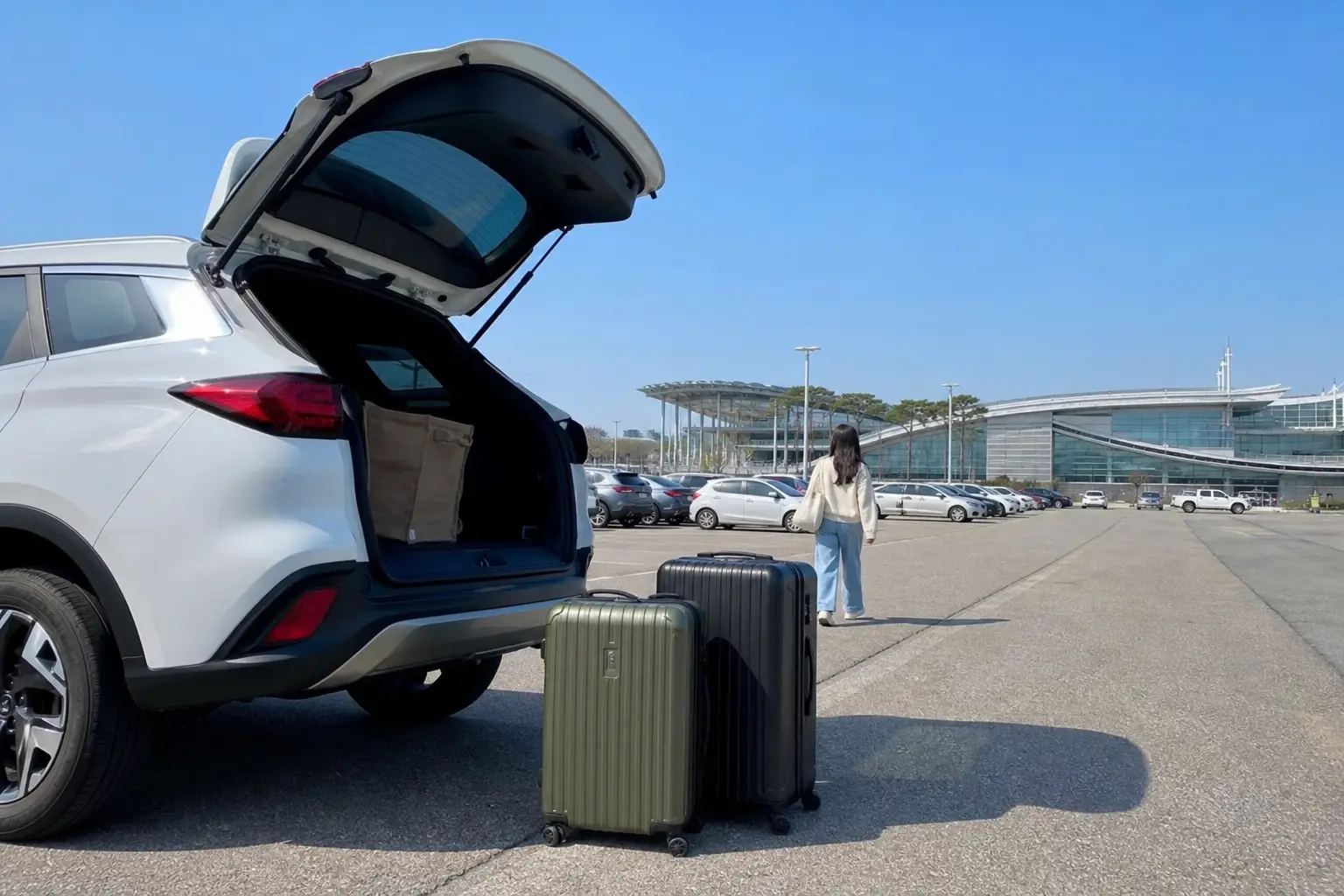 인천공항 2터미널 출국 전 캐리어를 싣고 실외주차장 이용을 준비하는 장면