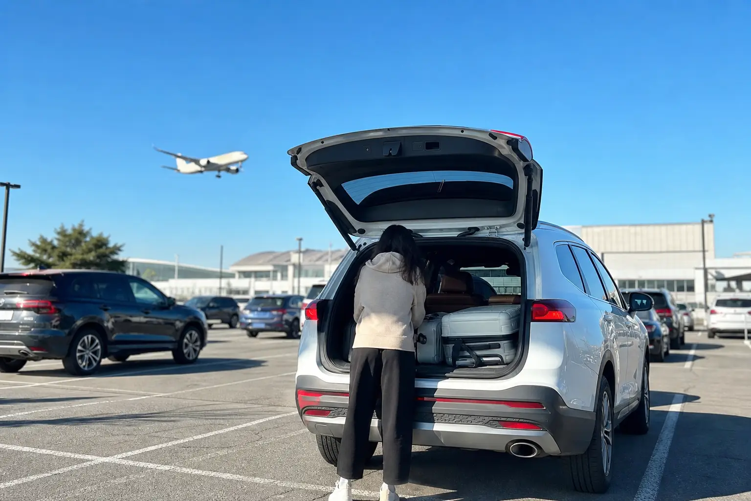인천공항 1터미널 출국 전 캐리어를 싣고 있는 차량과 밝은 실외 주차장 분위기